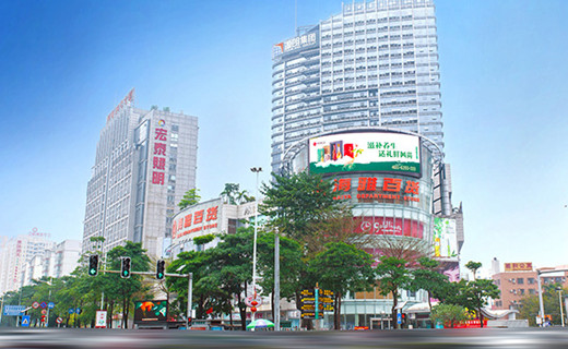 東莞南城海雅百貨邀請(qǐng)廣杰環(huán)保為其通風(fēng)系統(tǒng)加裝一套高效油煙凈化系統(tǒng)，廣杰環(huán)保根據(jù)現(xiàn)場(chǎng)情況為其推薦了12萬風(fēng)量的靜電油煙凈化器...