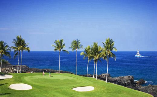 
深圳航港高爾夫球場(chǎng)位于寶安國際機(jī)場(chǎng)旁，毗鄰大海，球場(chǎng)總面積84萬平方米，由高爾夫大師加利皮亞親自設(shè)計(jì)，擁有濃厚的蘇格蘭傳...