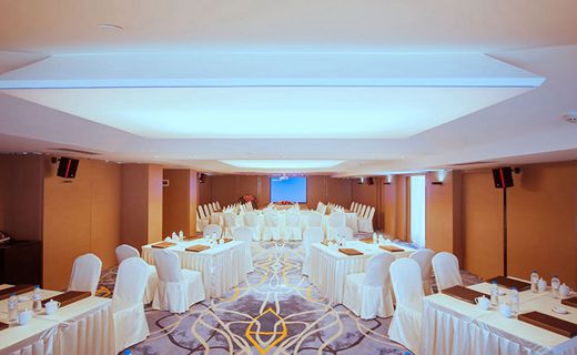 

信達(dá)君悅天下酒店位于云南紅河蒙自市，主體經(jīng)營面積約46000平方米，客房和餐飲接待面積約26000㎡，總投資3.8億。


 


酒店采...