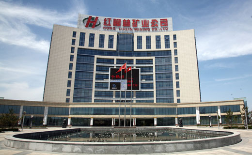 紅柳林煤礦位于陜西省榆林市神木縣中部，行政區(qū)劃屬神木縣瑤鎮(zhèn)鄉(xiāng)、麻家塔鄉(xiāng)及店塔鄉(xiāng)管轄。是由陜西煤業(yè)化工集團(tuán)有限責(zé)任公司控股...