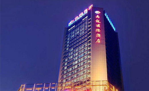 西安禹龍國(guó)際酒店是一家全新概念的準(zhǔn)五星級(jí)酒店，位于北二環(huán)迎賓大道立交橋西北角，據(jù)知周邊多處名勝古跡、旅游景點(diǎn)，地理位置優(yōu)...